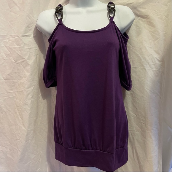 Purple cold shoulder top with metal straps - Picture 2 of 5